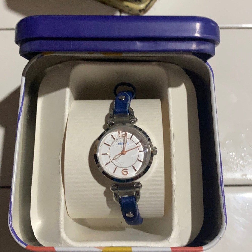 Fossil brand women’s small water resistant watch. Like new! Original box!
